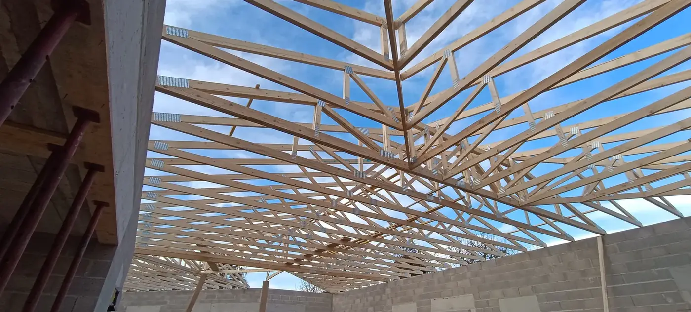 Toiture traditionnelle — construction d'une villa à Plan-de-Cuques (13)