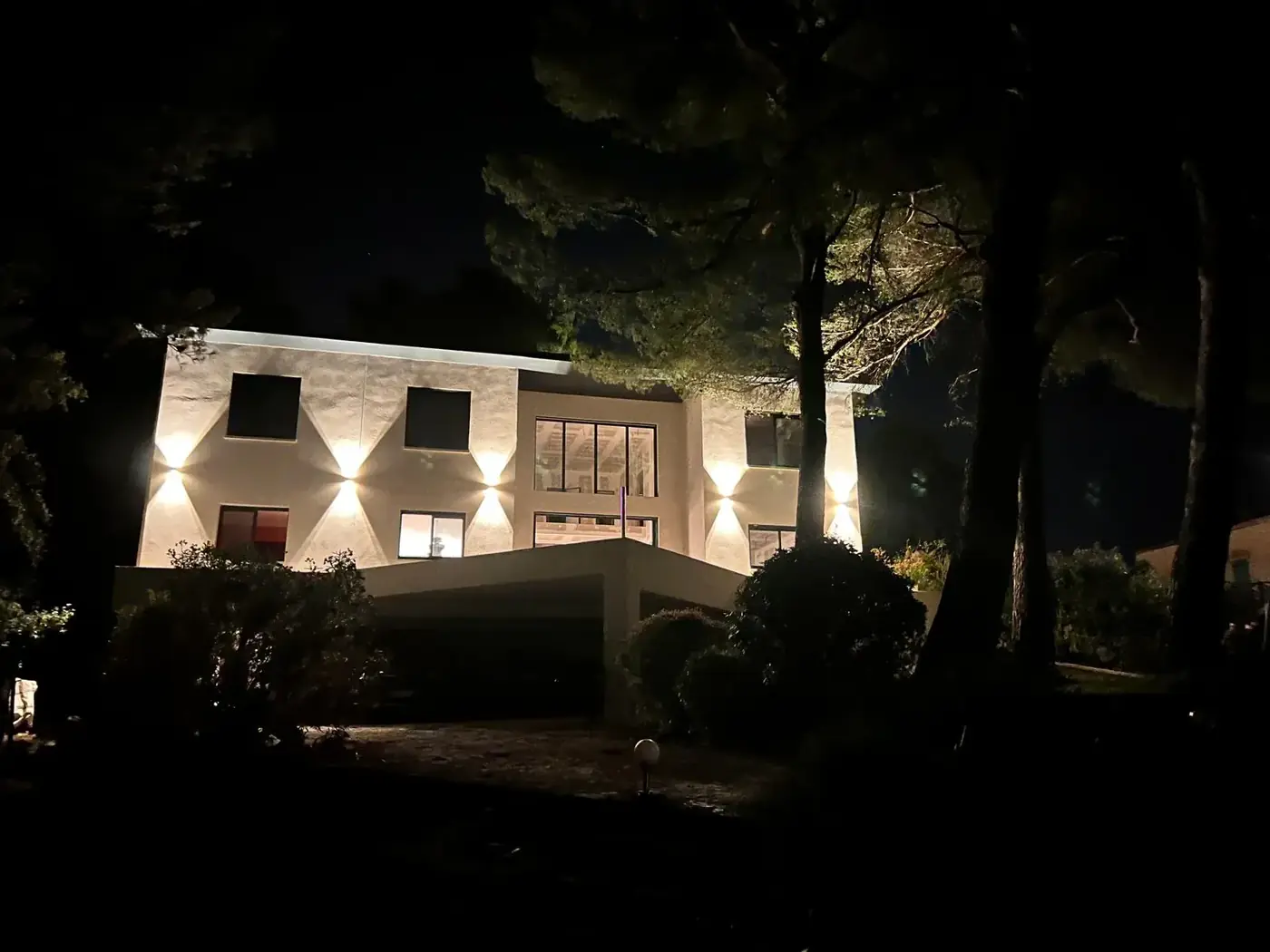 Extension livrée, de nuit — extension et rénovation à Bouc-Bel-Air (13)