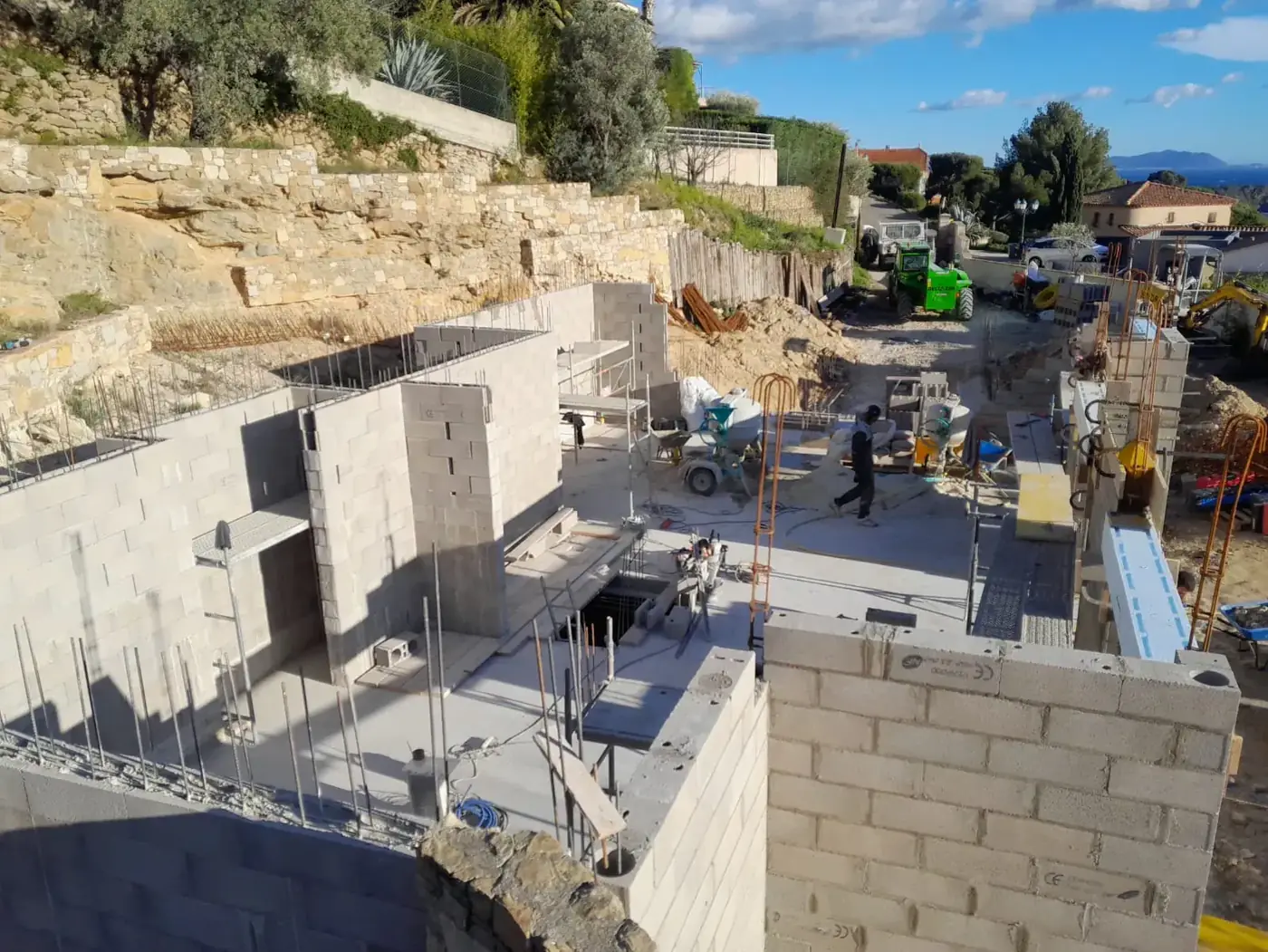Élévation des murs du rez-de-chaussée — construction d'une villa à La Ciotat (13)